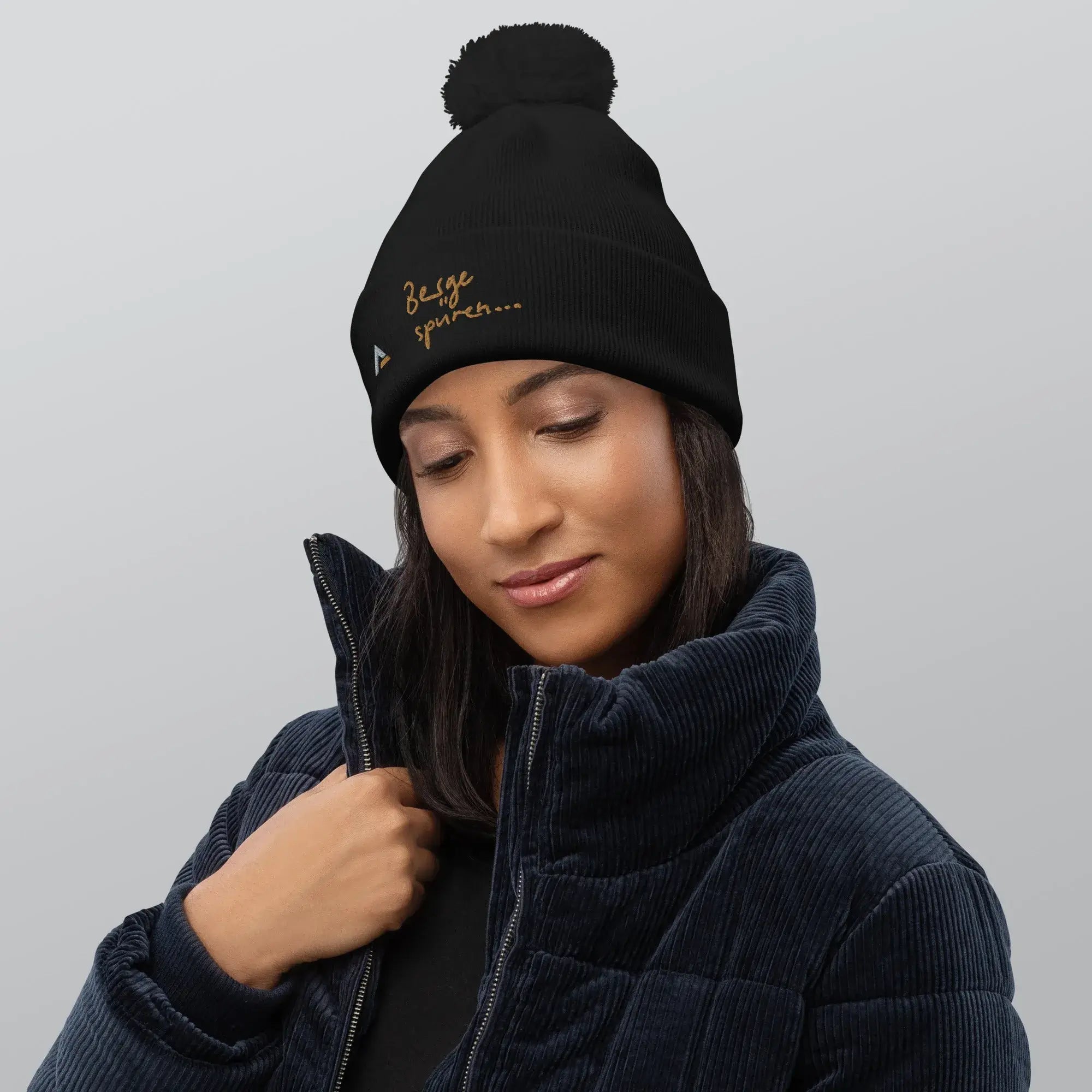 AAA Bommel-Beanie (Schwarz-Gold)