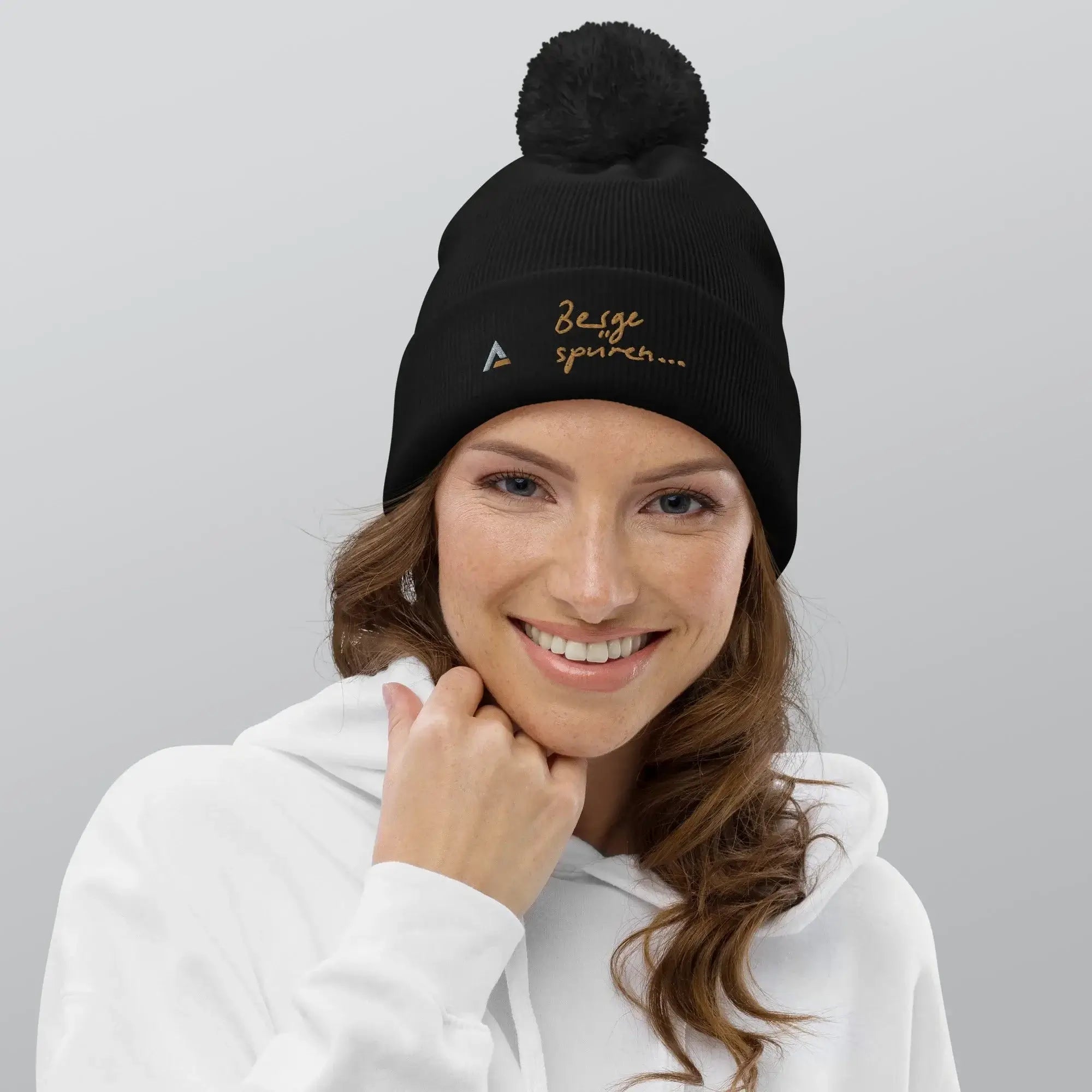 AAA Bommel-Beanie (Schwarz-Gold)